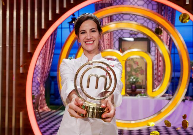 Laura Londoño alza el trofeo como vencedora de 'MasterChef Celebrity 8'