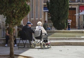 Dos jubilados, en una plaza de Valencia.