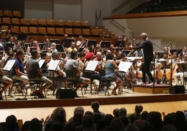 Liebreich, al frente de la Orquesta de Valencia en un ensayo.