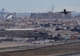 Un avión despega del aeropuerto de Manises.