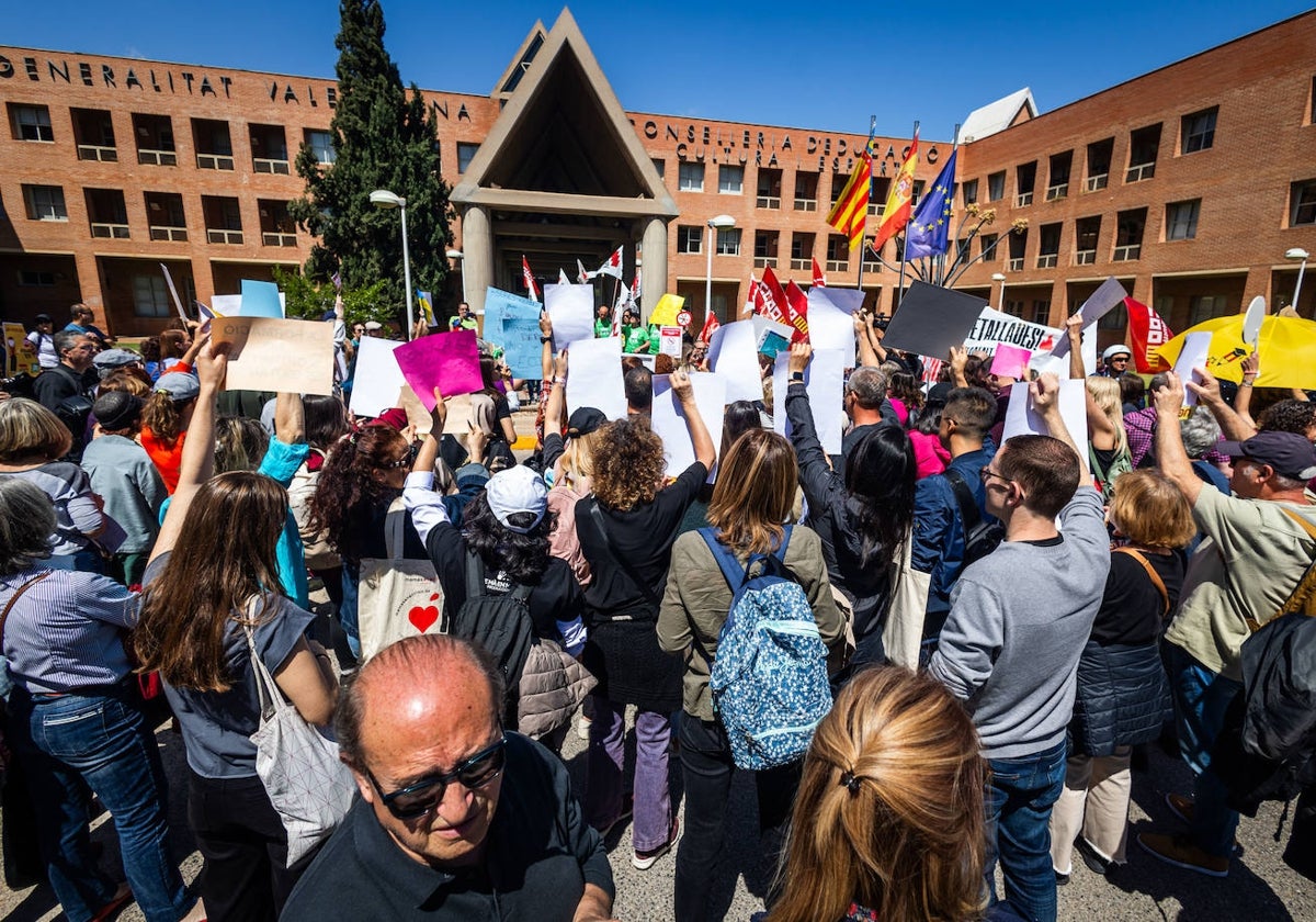 Protesta por los recortes de grupos en las EOI, el pasado miércoles.