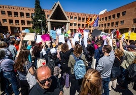 Protesta por los recortes de grupos en las EOI, el pasado miércoles.