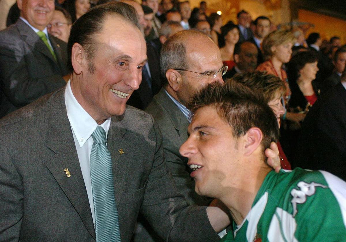 Joaquín, siendo felicitado por el presidente del Betis, Manuel Ruiz de Lopera, tras ganar la Copa del Rey, en 2005