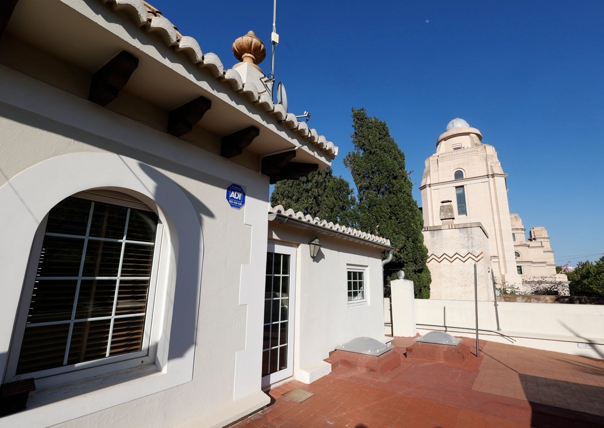 Imagen secundaria 1 - Vivir en un chalé en el centro de Valencia: cómo es por dentro una de las Casas de los Periodistas