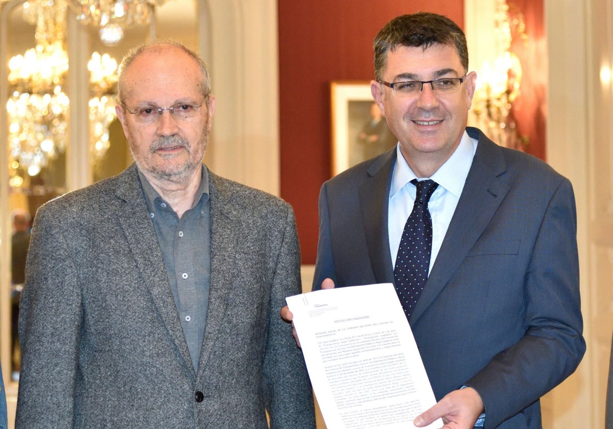 El expresidente Enric Morera, con el presidente del Consejo de Transparencia, Ricardo García Macho.