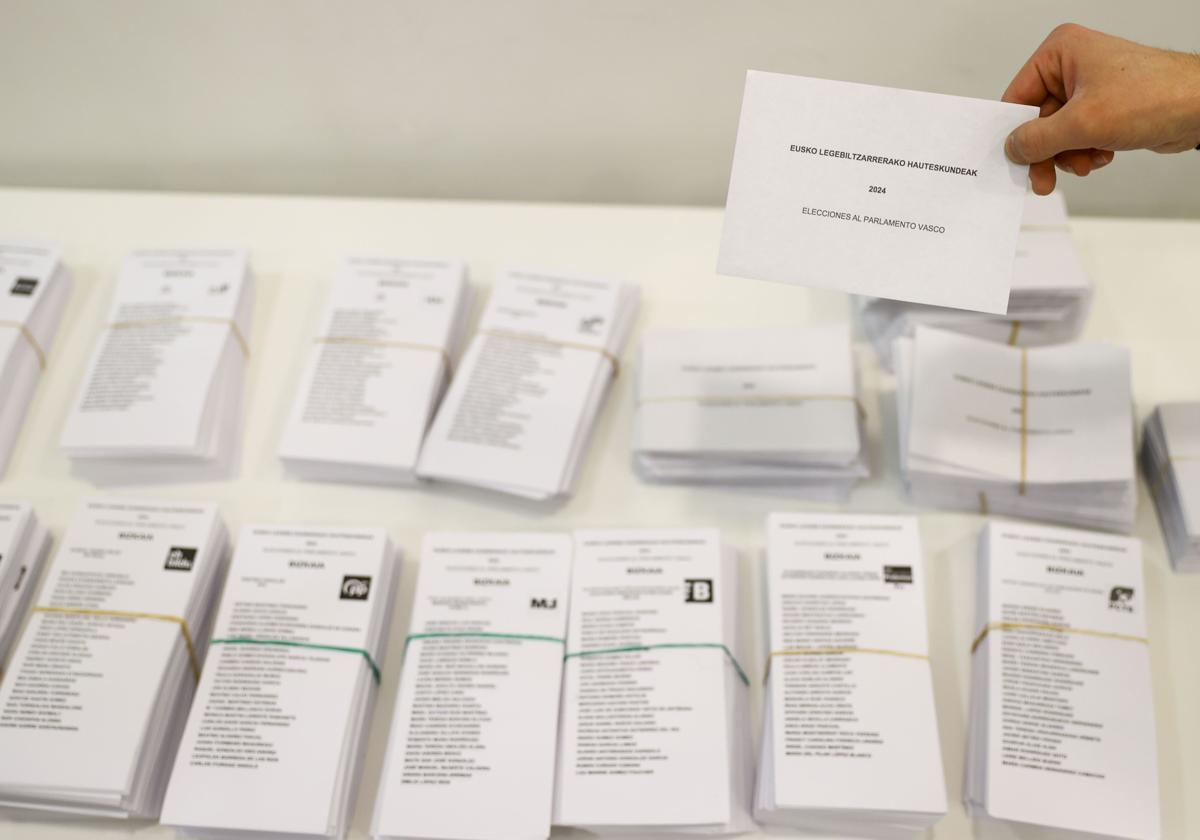 Papeletas en un centro cívico para poder votar al Parlamento Vasco en las elecciones vascas .