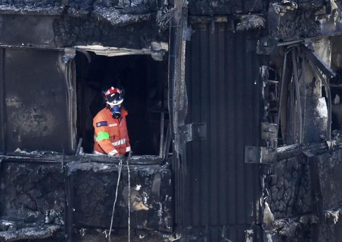 Imagen secundaria 1 - El incendio de la torre Grenfell produjo gran conmoción en Londres.