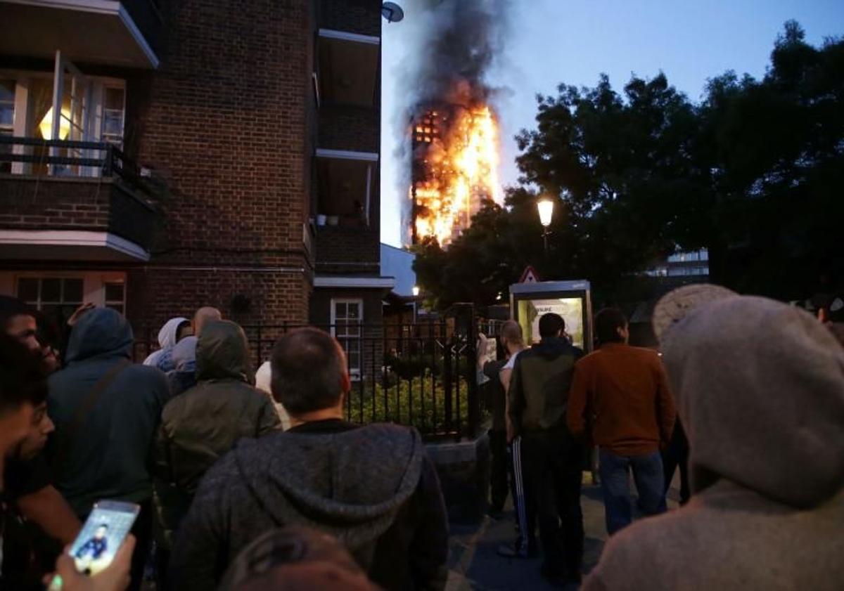 Imagen principal - El incendio de la torre Grenfell produjo gran conmoción en Londres.