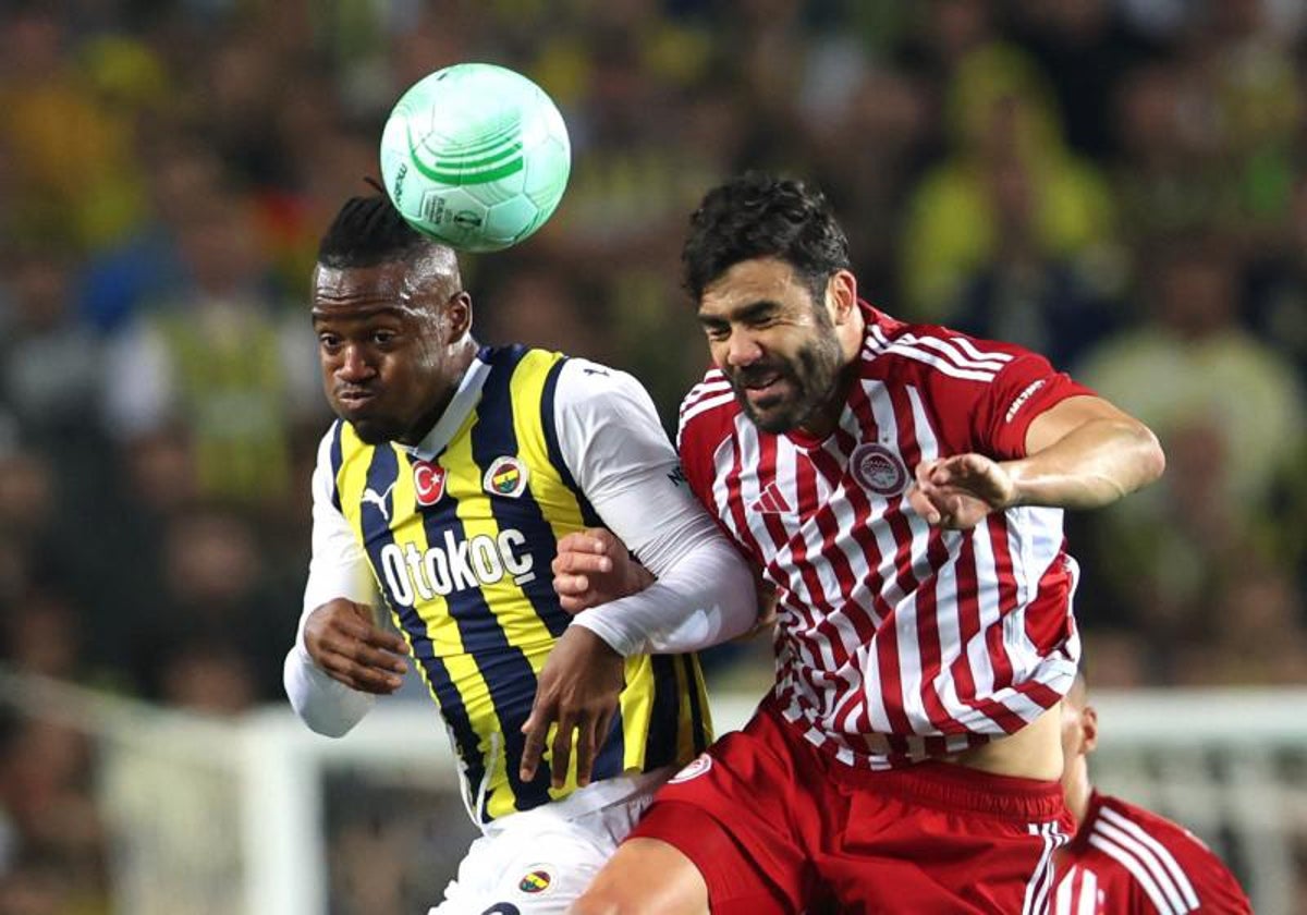 Iborra, a la derecha, durante el partido de Conference de este jueves ante el Fenerbahçe.