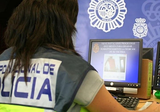 Una agente realiza una investigación.