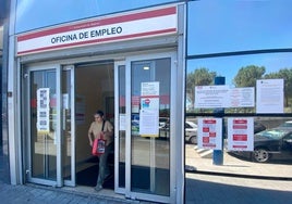 Una mujer sale por la puerta de una oficina del SEPE en una imagen de archivo.