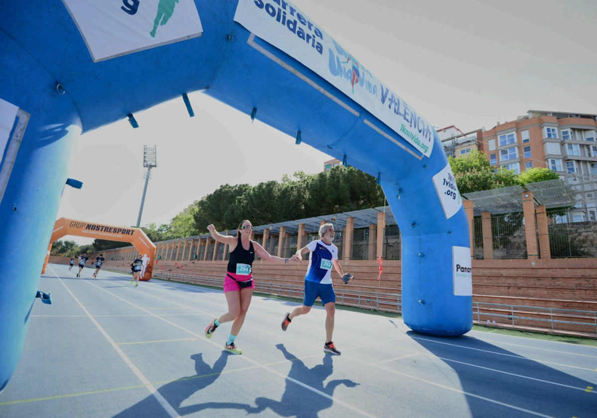 Más de 800 corredores se unen a la carrera solidaria 1km1vida en Valencia