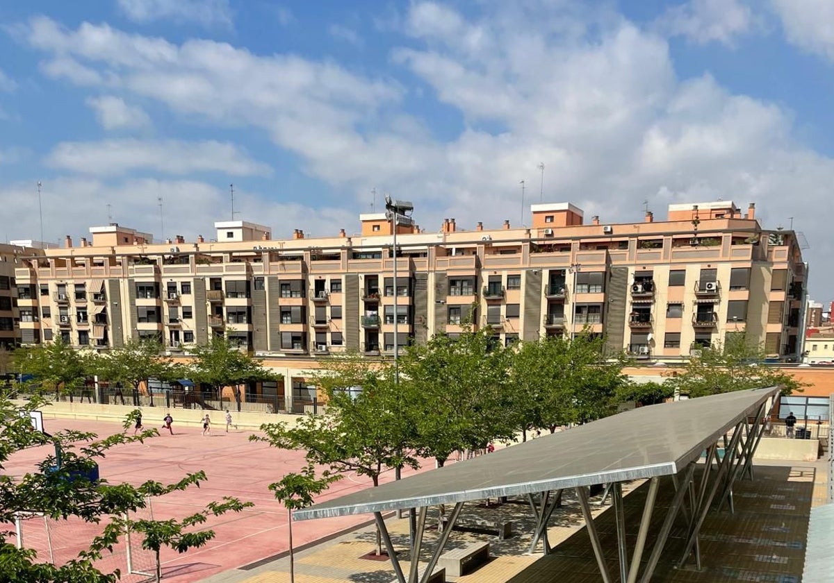 Patio del colegio municipal de Benimaclet, con las placas solares.