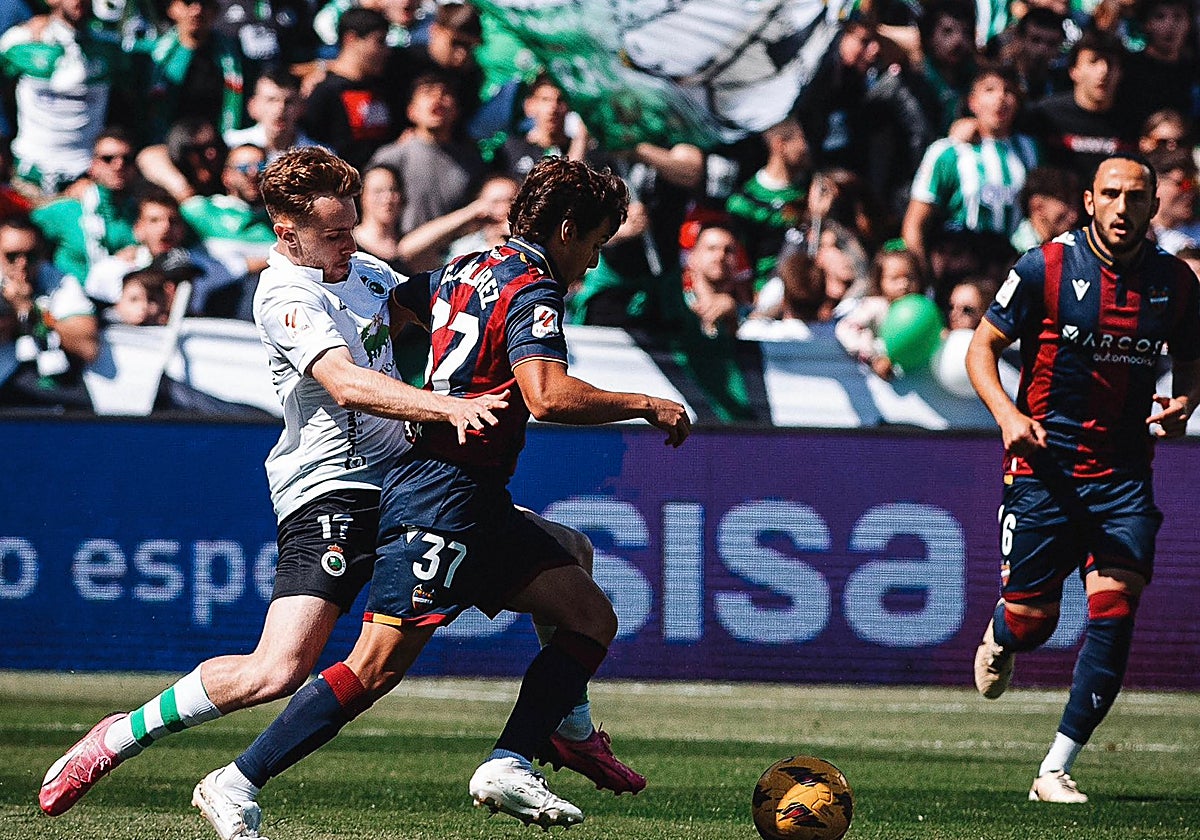 Carlos Álvarez, perseguido por Peque.