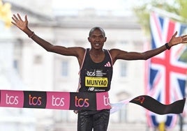 Alexander Mutiso cruza la línea de meta, este domingo, en el maratón de Londres.