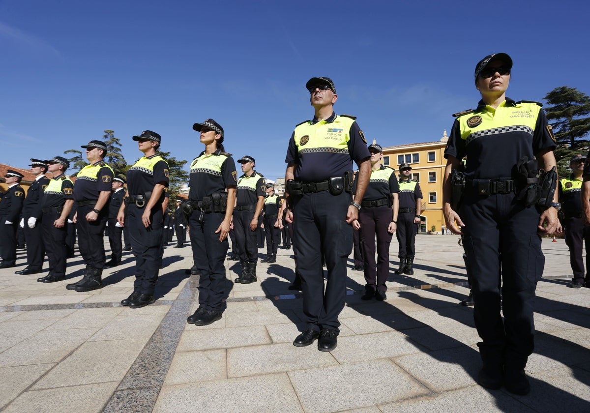 Agentes de la Policía Local de Valencia, en el edificio Central de la Policía.