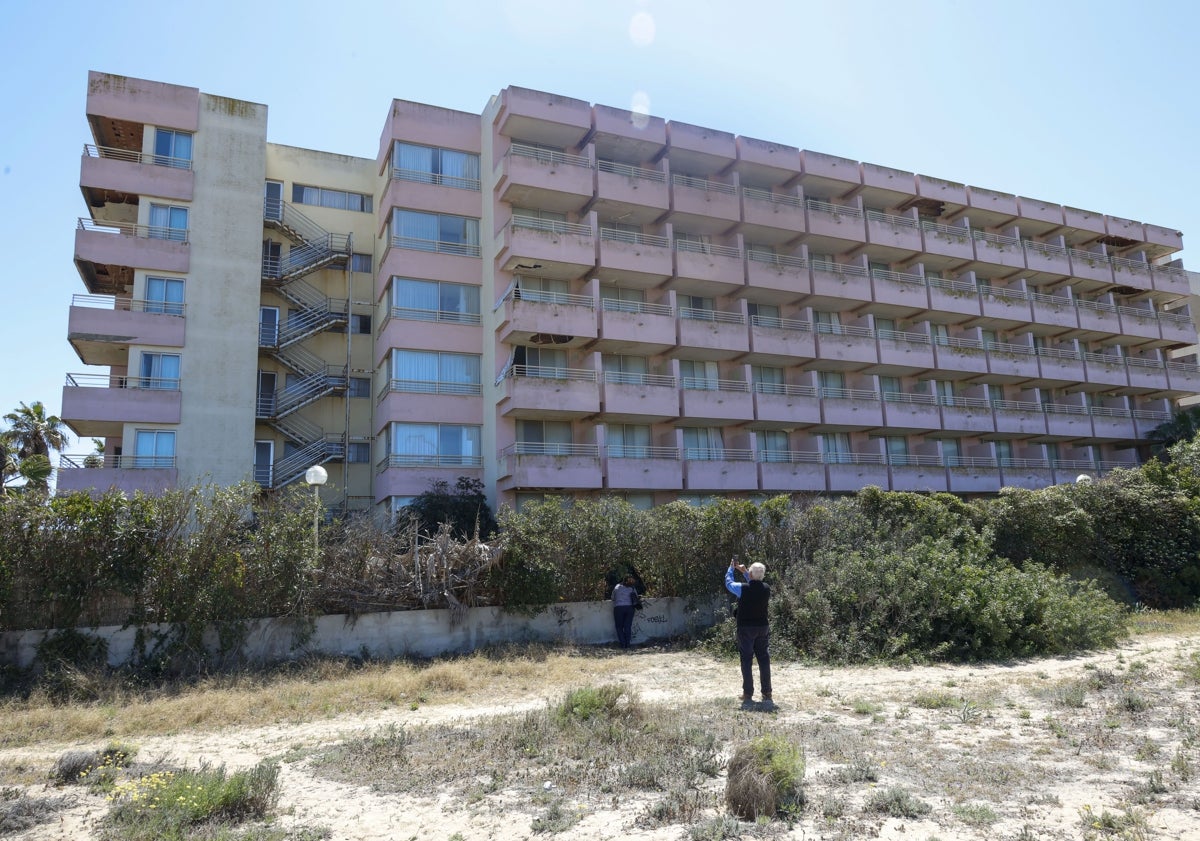 Imagen principal - Varios balcones abiertos en el hotel Sidi Saler, en la parte recayente a la playa; balcones con puertas abiertas en un lateral y entrada al hotel con la prohibición de entrar.