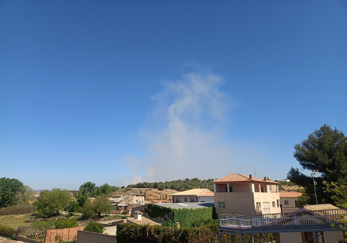 El humo permanece en el ambiente tras una semana de incendio.