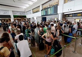 Colas de pasajeros en el aeropuerto de Valencia.