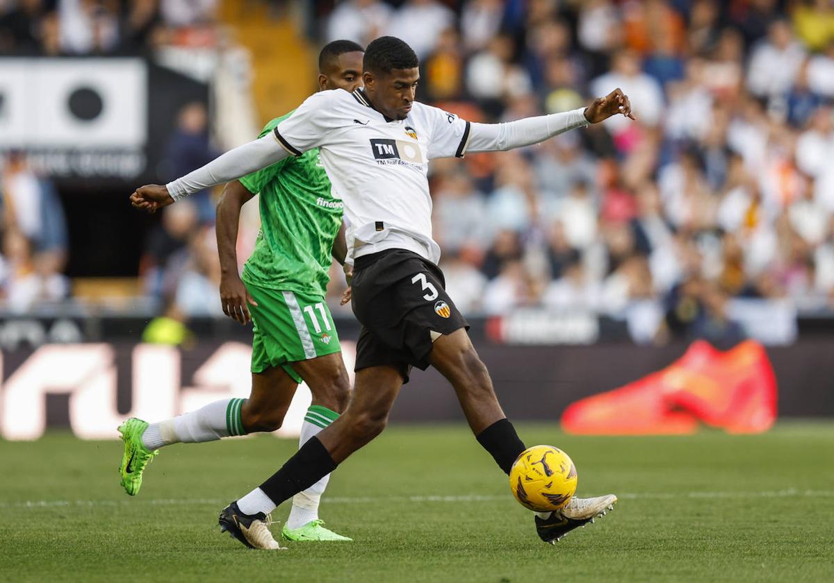 Cristhian Mosquera, ante el Betis.