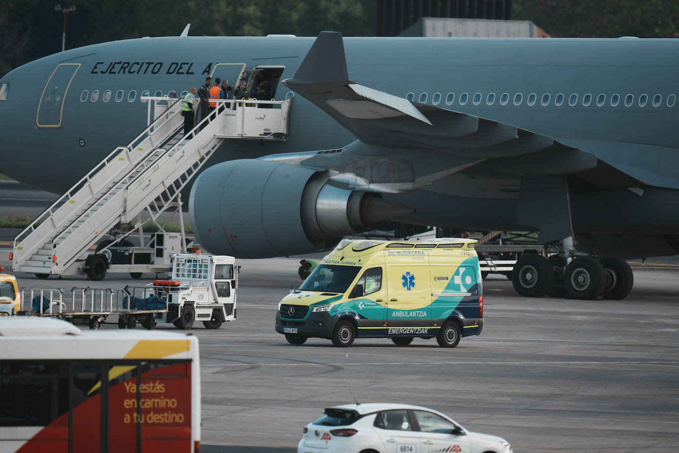 Aterriza en Loiu (Vizcaya) el avión militar medicalizado que ha repatriado al español Álex González desde Tailandia