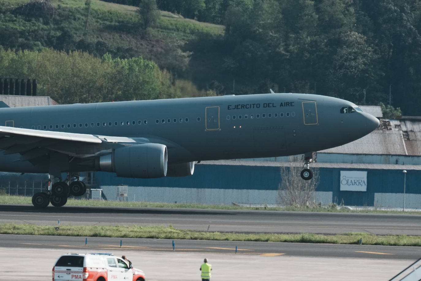 Aterriza en Loiu (Vizcaya) el avión militar medicalizado que ha repatriado al español Álex González desde Tailandia