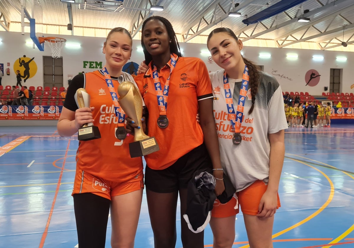 Lucía Rivas, Awa Fam y Alba Callero, el domingo en Pego tras ganar el autonómico junior con el Valencia Basket.