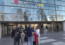 Un equipo de À Punt entrevista a la abogada Victoria Bermejo en la puerta de la Ciudad de la Justicia.