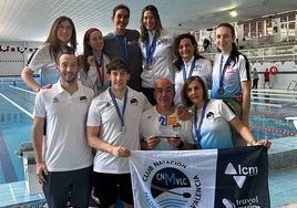 El Club Natación Mediterráneo Valencia posa tras proclamarse campeón por clubes en el «Campeonato Autonómico Máster de Larga Distancia».