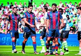 Jorge Cabello (en el centro), junto a sus compañeros Dela y Álex Muñoz, ante el Racing.