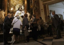 Besamanos a la Virgen de los Desamparados.