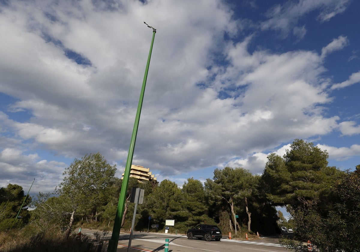 Una de las torres con un cañón de agua para refrescar la zona boscosa de la Devesa de El Saler.