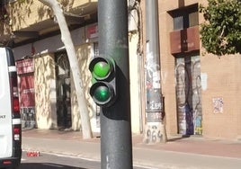 El disco rojo pintado de verde, en uno de los semáforos de baja altura de la calle Almassora de Valencia