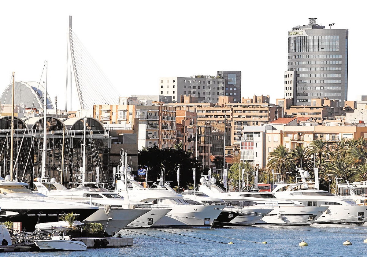 Varias embarcaciones atracadas en la lámina de agua de La Marina.