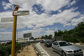 Caravana de coches, a la altura de El Perellonet.