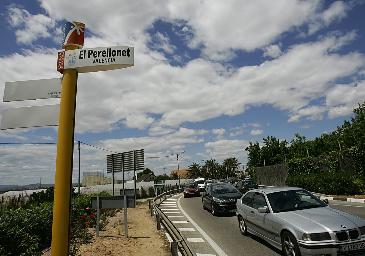 Caravana de coches, a la altura de El Perellonet.