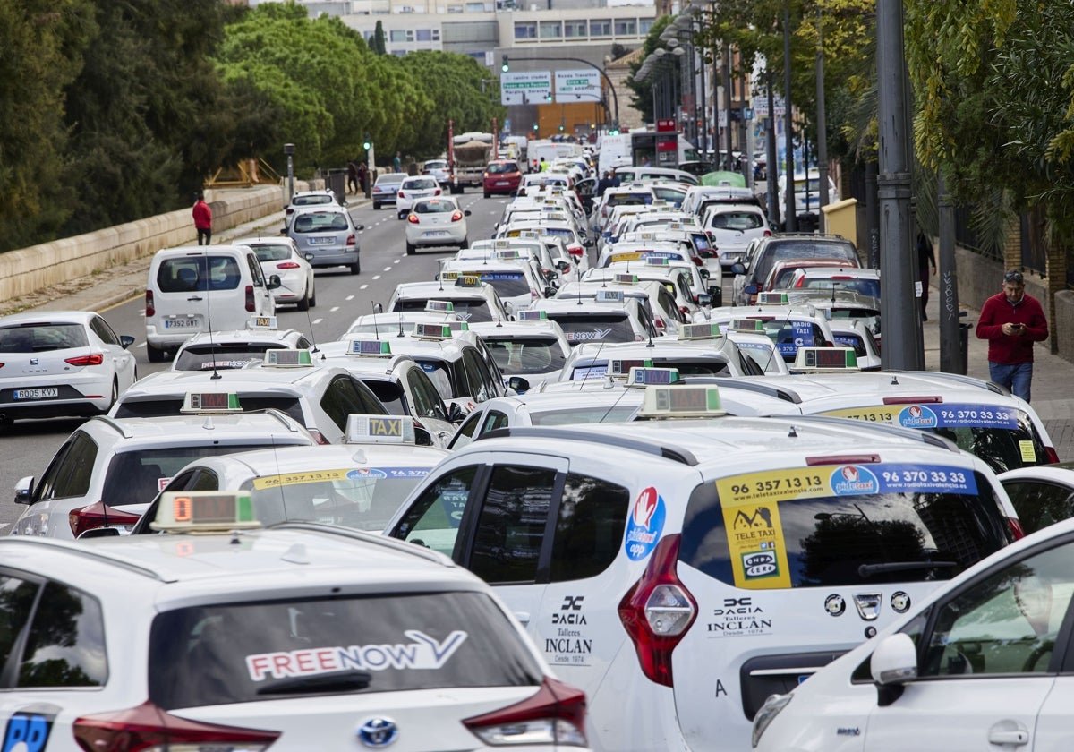 Una protesta de los taxistas en Valencia.