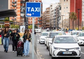 Para de taxi de la estación Joaquín Sorolla de Valencia.