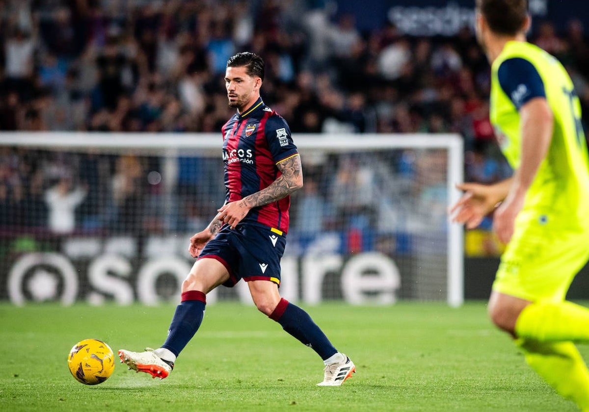 Dela golpeando el balón contra el Amorebieta.