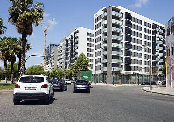 Cruce de Campos Crespo con la avenida Tres Cruces, por donde discurre uno de los carriles bici que serán reformulados.
