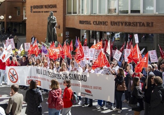 Protesta de los sindicatos en el hospital Clínico este martes.