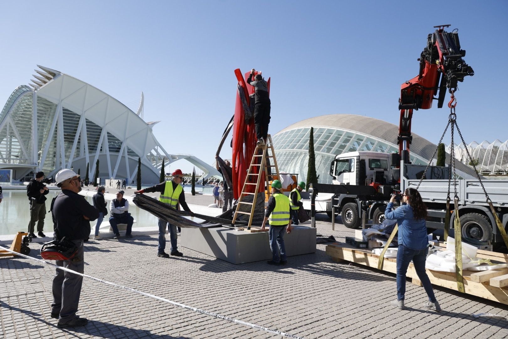 Monumentales esculturas en mármol y bronce llegan a Valencia