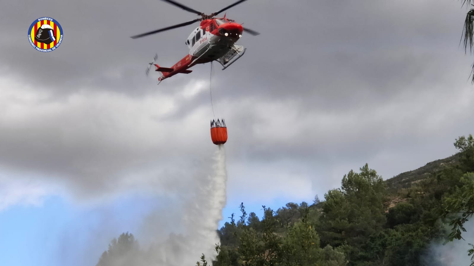 Helicóptero trabajando en la extinción de otro incendio.