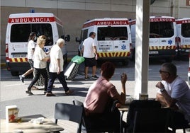 Varias ambulancias en el Hospital Clínico de Valencia.