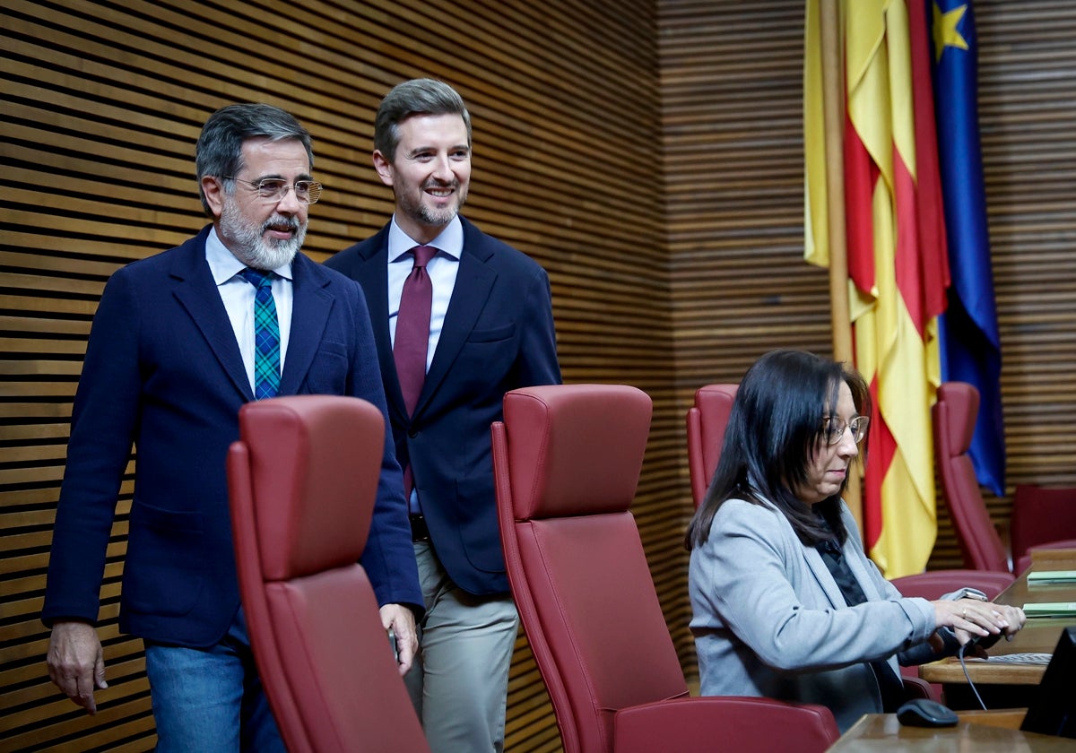 Los populares Castelló y Soler pasan por detrás de Llanos Massó en Les Corts.