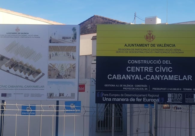 Cartel donde se indica que la duración de las obras era de diez meses.