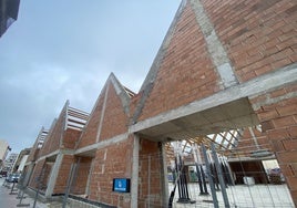 Obra de construcción del centro cívico del Cabanyal, con construcciones que imitan las barracas.