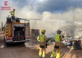 Los bomberos trabajan para sofocar el fuego.