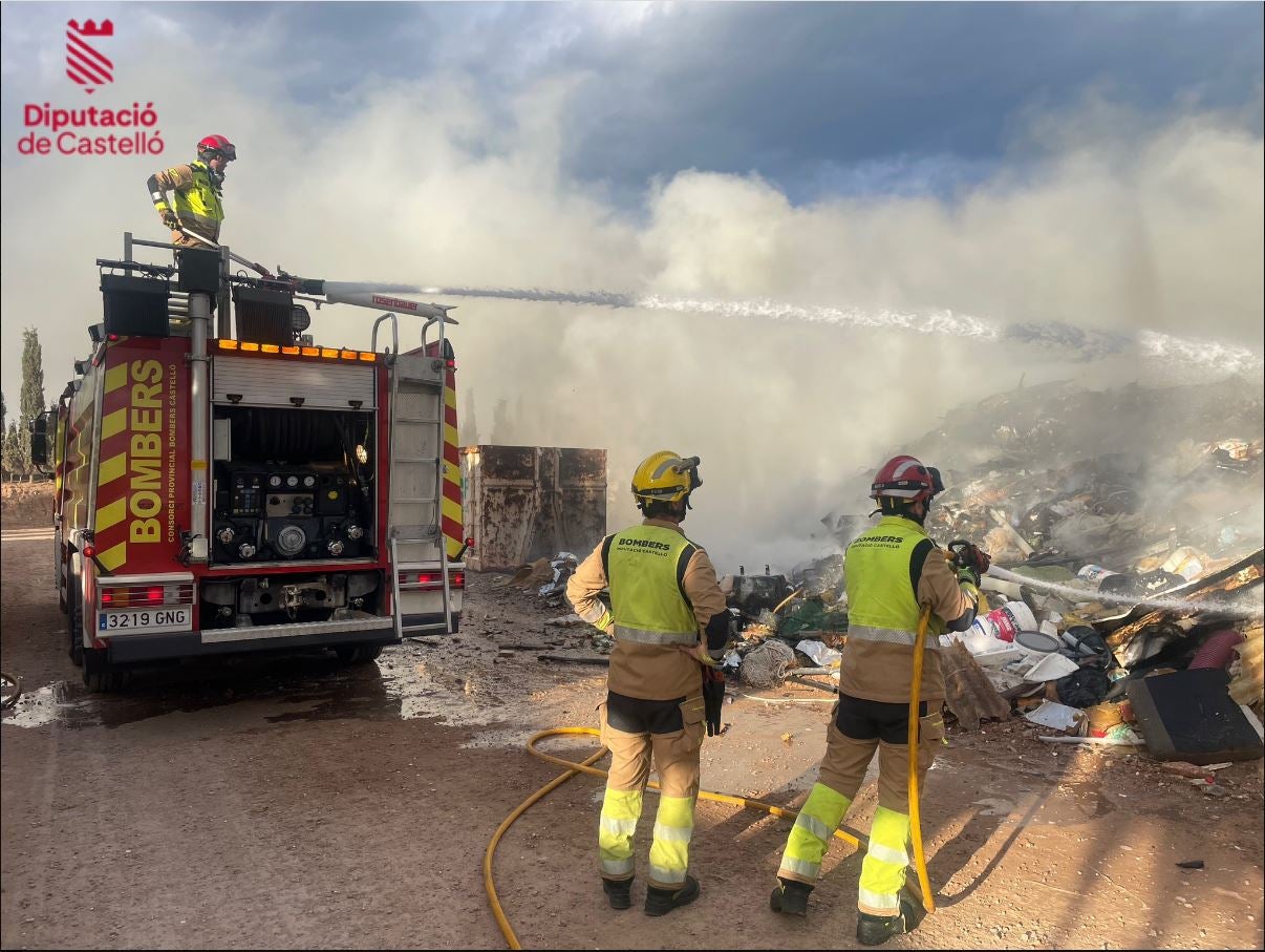 Los bomberos trabajan para sofocar el fuego.