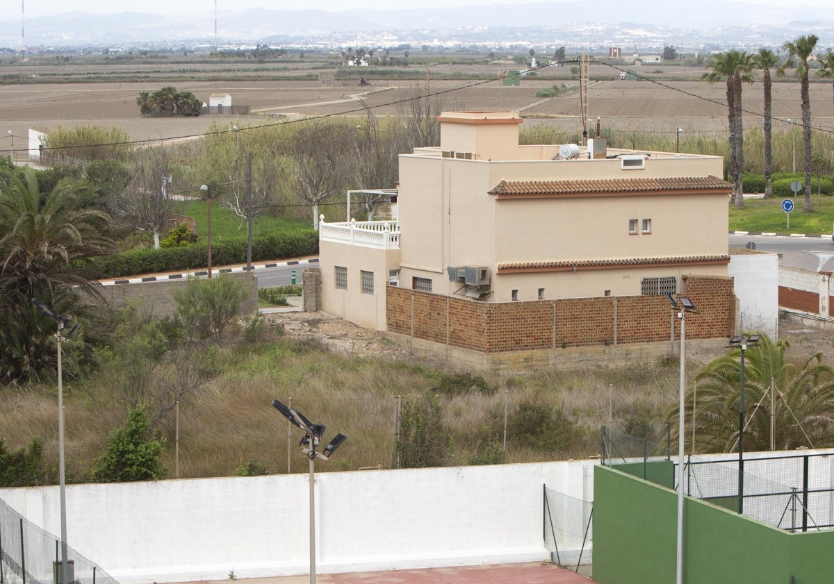 Imagen principal - Solar de la avenida de las Gaviotas grafiado como terciario y vecinos señalando una de las tres barracas existentes y zonas donde abrirán calles.